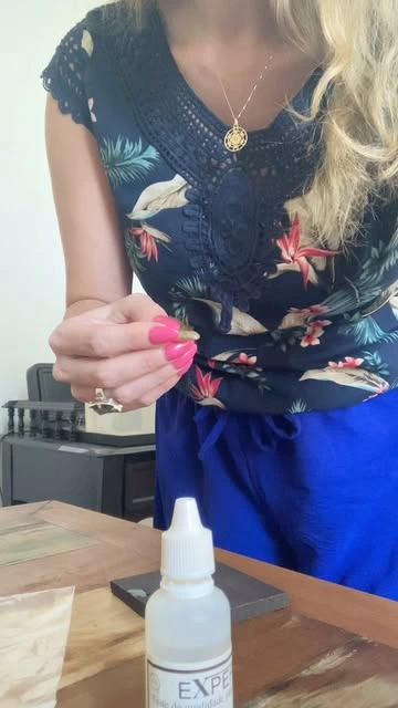 Simone Seba demonstrando o trabalho com ouro em vídeo de seu ateliê